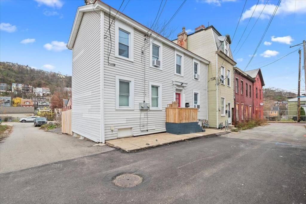 Apartamento East Allegheny Driveway Parking *