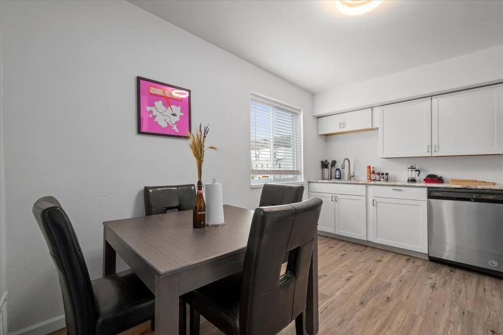 Apartamento East Allegheny Driveway Parking