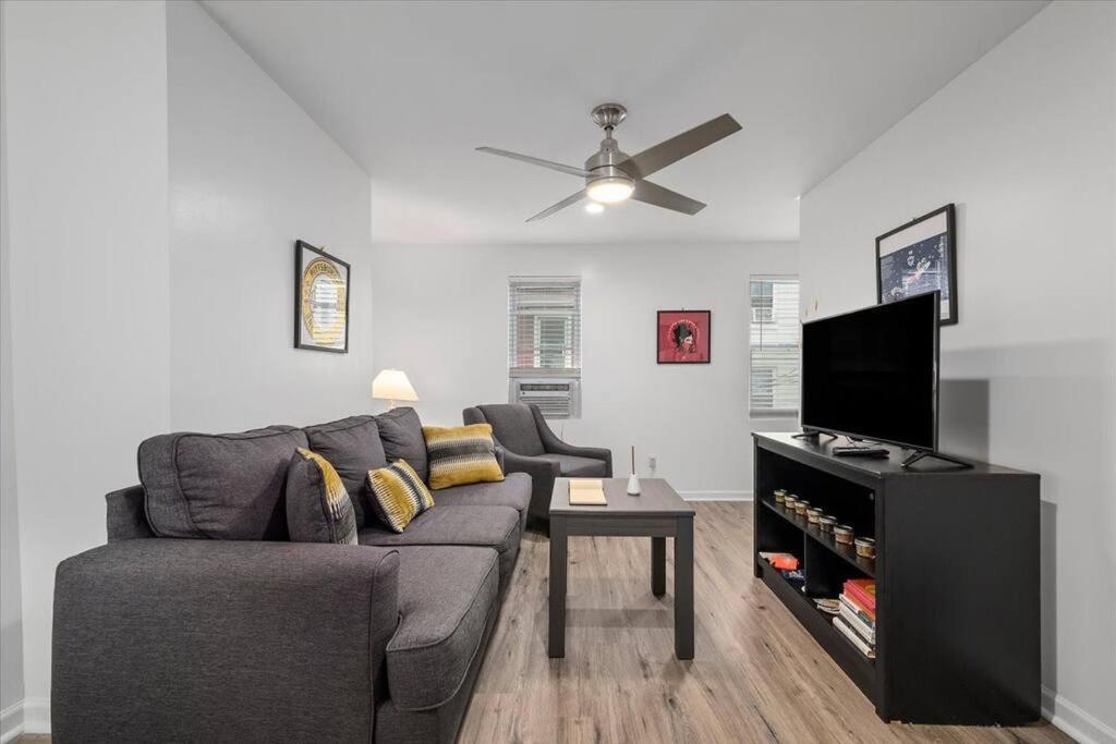 Apartamento East Allegheny Driveway Parking