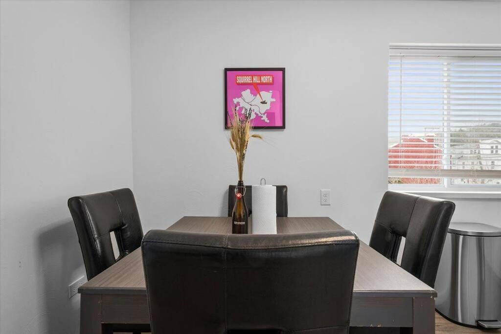 Apartamento East Allegheny Driveway Parking *