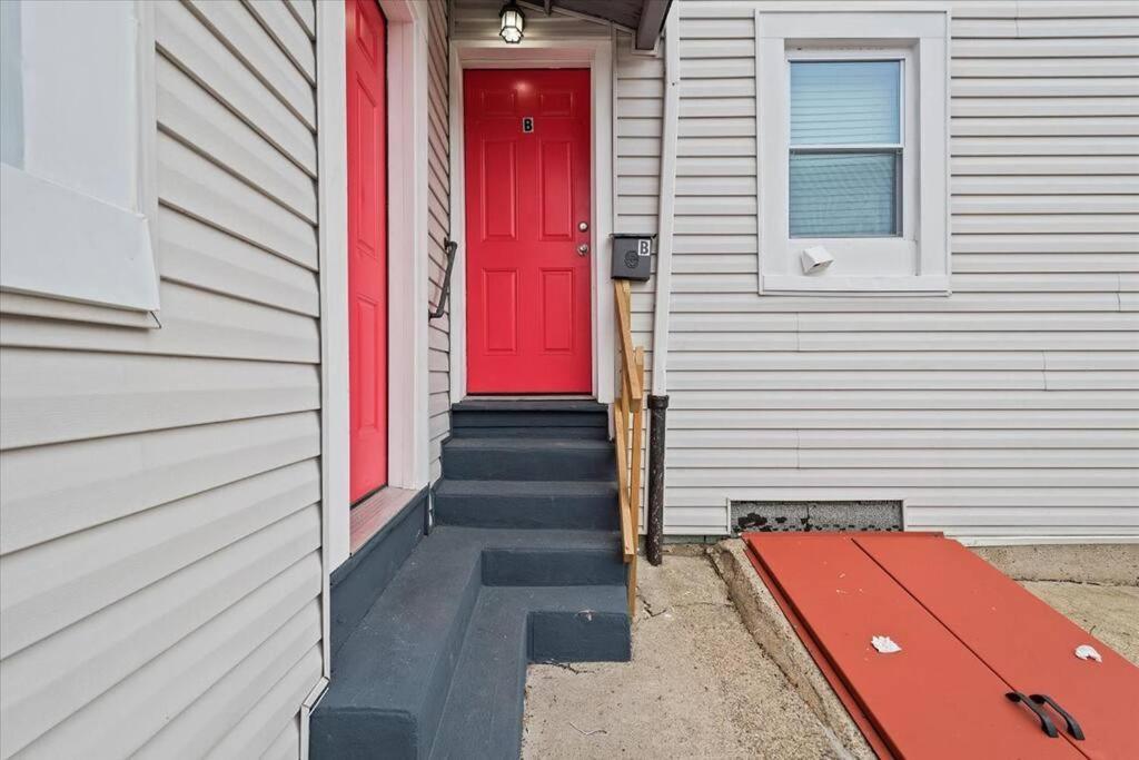 Apartamento East Allegheny Driveway Parking