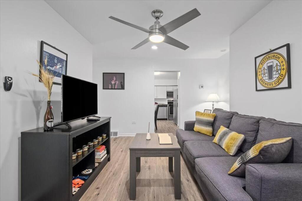 Apartamento East Allegheny Driveway Parking